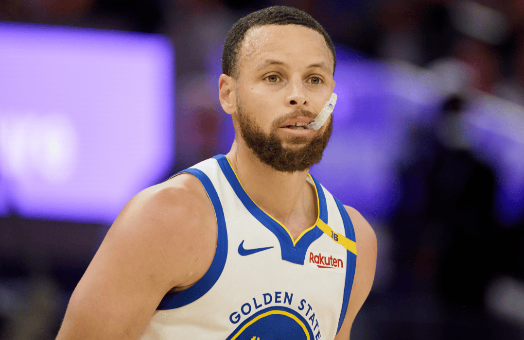 kaiyun-库里焦点对战，浓眉哥与30激战巴塞罗那分钟，比赛局势复杂胜负难料！-kaiyun